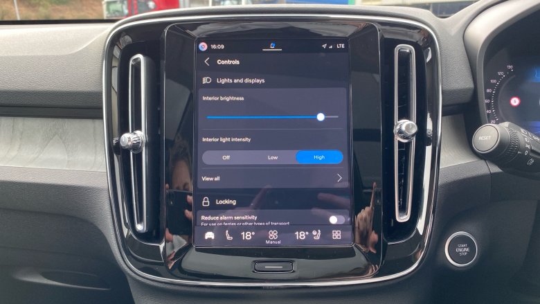 Volvo XC40 2.0 B3P Ultra Dark 5dr Auto Petrol Estate